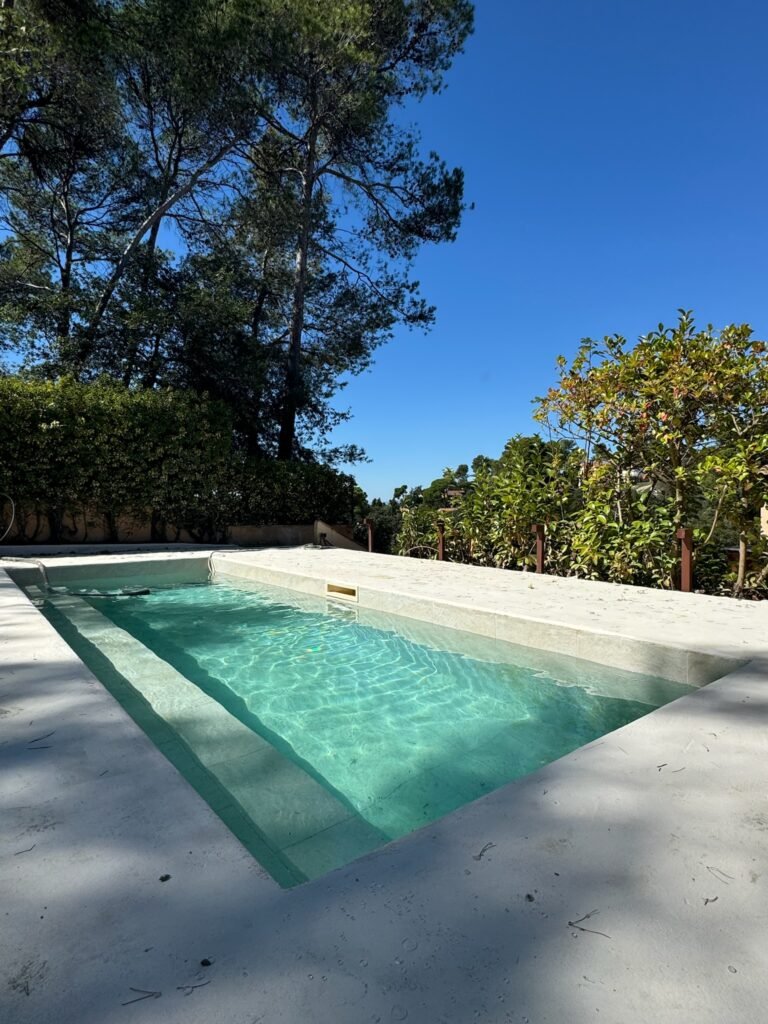 Piscina de obra en Barcelona construida por Geez Wellness